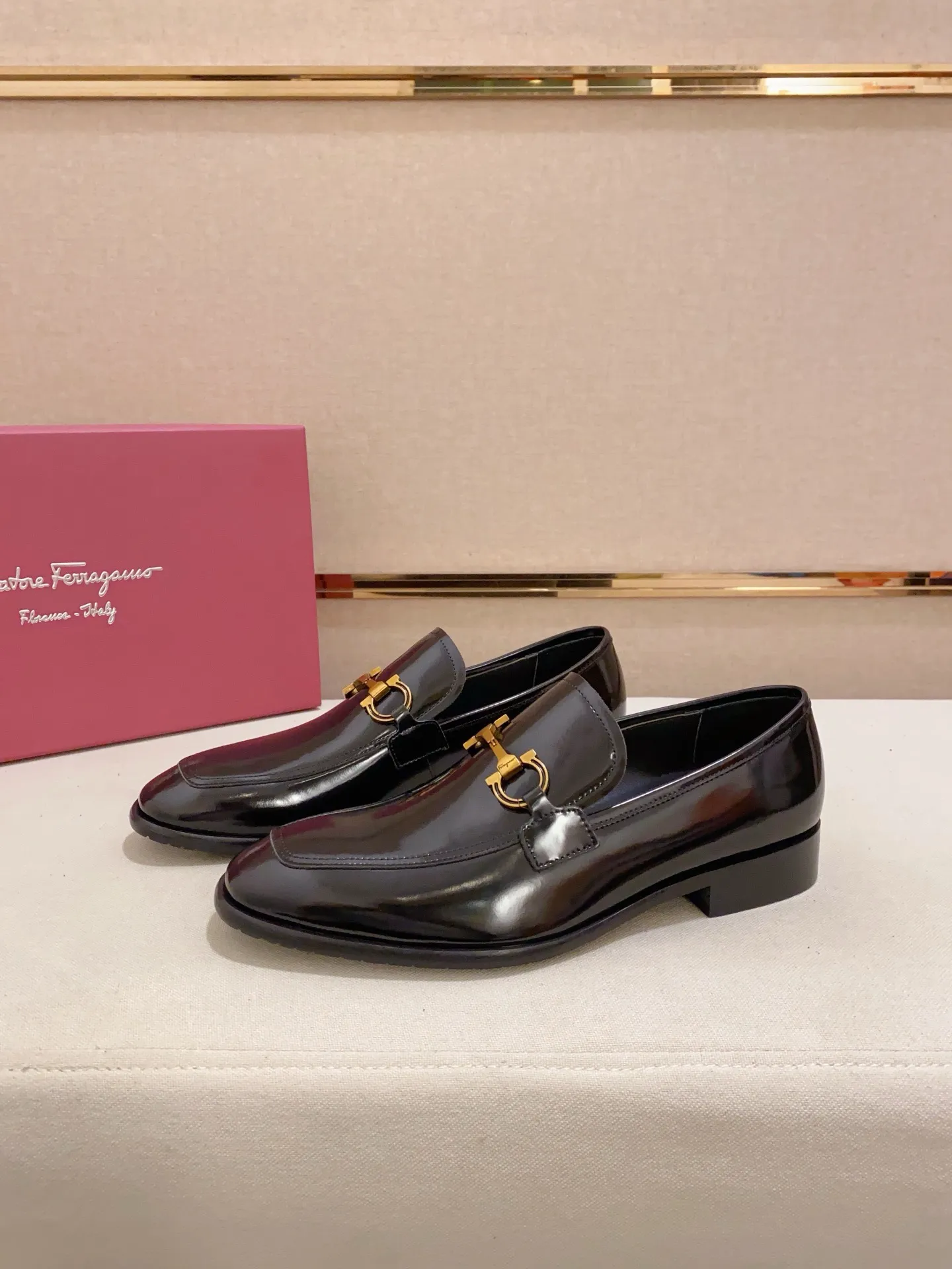 Men's shoes💰: 520💰 High version Ferragamo quality! 🆕🆕Exclusive hot-selling products in stock🔥🔥New products on the shelves, high-quality shoes, high-end driving shoes, with complete packaging! 💪 💪 Material: imported patented cowhide 🐂 + imported high-quality water-dyed cowhide lining + wear-resistant outsole 👍🏻👍🏻 Features: high-end and comfortable, purely handmade 🚀 🚀 Create the perfect shoes that suit you best 🔥 🔥 Size: (38-44) Can be customized 45 non-returnable!